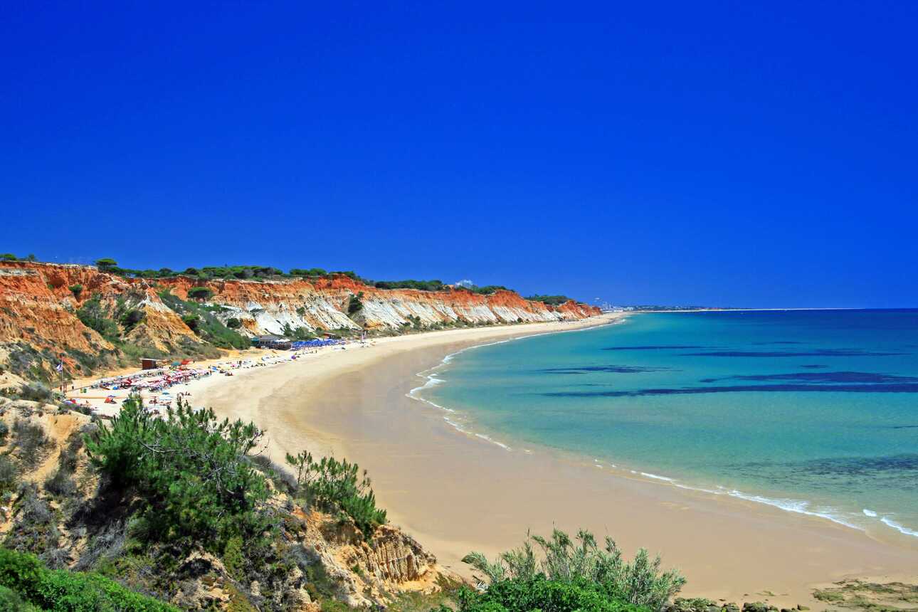 Praia da Falesia = Rote Steilküste, heller Puderzuckersand und türkises Meer - dieses Farbspiel bekommst du am beliebtesten Strand der Algarve