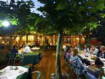 Aldeia da Fonte – Gemütliche Abendessen auf Terrasse unter grünen Platanen in idyllischem Ambiente auf der Insel Pico.