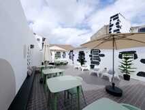 Boa Nova Hostel auf Graciosa, gemütlicher Außenbereich mit Sitzgelegenheiten und Sonnenschirmen.