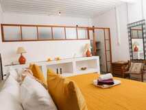 Casa Colonial König auf Fogo, gemütliches und stilvoll eingerichtetes Zimmer mit warmen Farben.