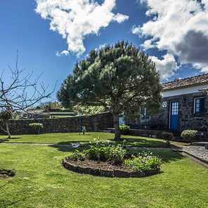 Casas-do-frade-steinhaus-mit-garten-azoren