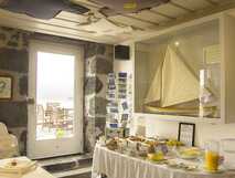 Gemütliches Frühstücksbuffet mit maritimem Flair in einem charaktervollen Steinhaus – perfekt für entspannte Urlaubsmomente bei picotours.