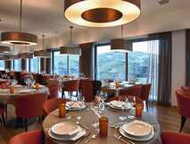 Essbereich mit spektakulärer Aussicht im Delfim Douro Hotel