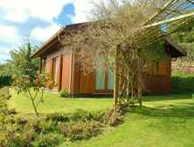 Quinta dos Curubas auf São Miguel – Charmantes Holzhaus umgeben von üppigem Garten, ideal für erholsame Naturnächte bei picotours.