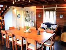 Esszimmer mit großem Esstisch und vielen Stühlen im Guesthouse O'Zimbreiro