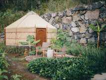 Yurt im Glamping Retiro Atlântico auf Pico: Naturnahes Übernachten mit Komfort inmitten tropischer Vegetation und Steinterrassen