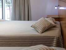 Guesthouse Comodoro auf Flores – Gemütlich eingerichtete Zimmer mit warmem Ambiente.