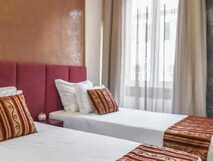 Pension Horta Garden – Helle und gemütliche Zweibettzimmer mit stilvoller Dekoration und natürlichem Licht.