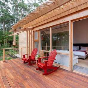 Hotel-cabanas-da-viscondessa-holzbungalow-terrasse