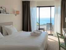 Acores Atlantico Grand Hotel – Helles, stilvolles Zimmer mit Meerblick und Balkon für erholsame Tage auf São Miguel.