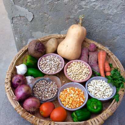 Tablett mit Gemüse und Hülsenfrüchten