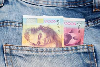 Kapverdische Escudo-Banknoten stecken in der Gesäßtasche einer Jeans.