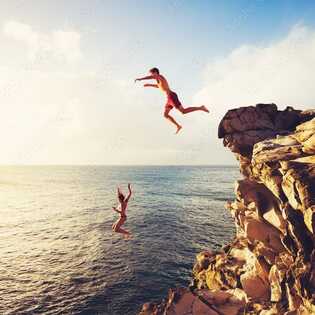 Mutige Sprünge von den Felsen der Algarve – ein Abenteuer für Adrenalinliebhaber.