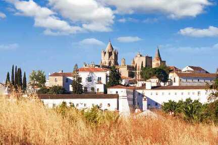 Portugal, Evora: Die historische Atmosphäre der Stadt spiegelt sich in der Architektur und der natürlichen Umgebung wider.