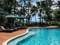 Bom Bom Resort Principe, idyllischer Poolbereich mit Liegen und tropischer Natur – perfekte Entspannung im Paradies bei picotours.