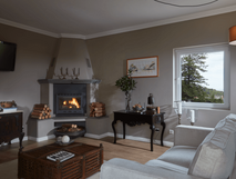 Quinta da Abelheira – Gemütliches Wohnzimmer mit Kamin und entspannter Atmosphäre für erholsame Urlaubstage auf São Miguel.