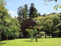 Quinta da Mo auf Sao Miguel – idyllisches Hideaway im Grünen mit charmanten Holzhäusern und mediterranem Flair.