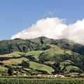 rüne Hügel und landwirtschaftliche Flächen im Inselinneren von São Miguel mit Wolken über den Bergen nahe Ribeira Grande auf den Azoren
