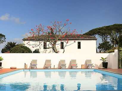 Solar do Conde auf Sao Miguel, einladender Außenpool mit Liegestühlen und idyllischem Ambiente für entspannte Urlaubstage bei picotours.
