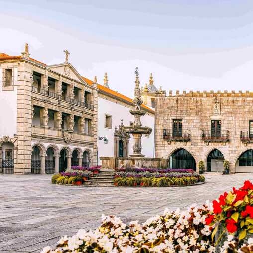 Altstadt in Viano do Castello mit Blumen und alten Gebäuden
