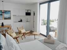 Pero de Teive Bay Aparthotel auf Sao Miguel, modern eingerichtetes Apartment mit komfortablem Wohnbereich, Kochnische und Zugang zur Terrasse für entspannte Urlaubstage.