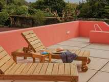 Herdade do Ananas auf Sao Miguel, ruhige Sonnenterrasse mit Liegestühlen für entspannte Urlaubsmomente bei picotours.