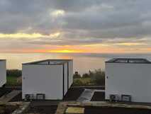 Modernes Ferienhaus mit Meerblick bei Sonnenuntergang – perfekte Auszeit mit picotours.