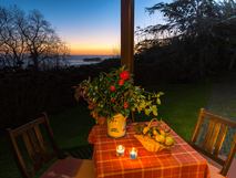 Quinta dos Curubas auf Sao Miguel, stimmungsvolle Abendterrasse mit Meerblick, Kerzenlicht und mediterranem Flair – perfekt für entspannte Urlaubsmomente.