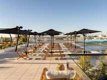 3HB Faro Außenansicht Pool mit Liegen und Sonnenschirmen in ruhiger Atmosphäre