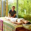 Entspannte Wellness-Massage in idyllischer Naturkulisse – pure Erholung bei Picotours.