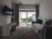 Quinta de Santa Barbara, Sao Miguel – modernes und gemütliches Apartment mit Terrasse und Meerblick für entspannte Urlaubstage.