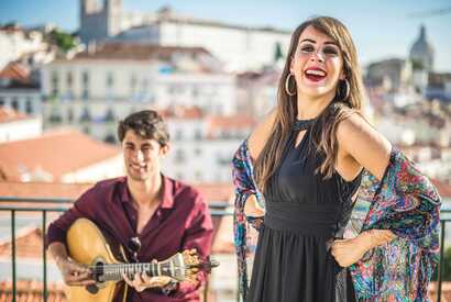 Fado-Sänger mit Blick auf Lissaboner Stadtteil Alfama