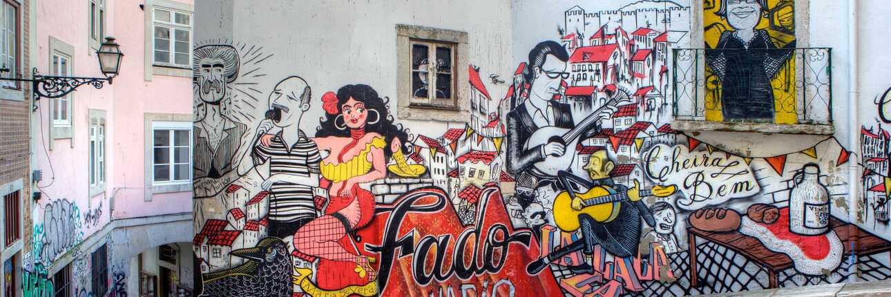 Buntes Wandbild in Lissabon zeigt Fado-Musiker, Sängerin und Szenen des Alltags – eine Hommage an Portugals Musikkultur.