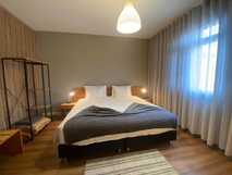 Apartamentos Sao Joao auf Faial, gemütliches und modernes Schlafzimmer mit warmem Ambiente und natürlichem Licht.