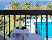 Sao Jorge Garden – Exklusive Pool- und Meerblick-Oase mit Champagner und frischen Erdbeeren, perfekt für entspannte Urlaubsmomente auf der Insel São Jorge.