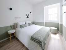 Boa Nova Hostel auf Graciosa, helles und modernes Zimmer mit gemütlichem Doppelbett.