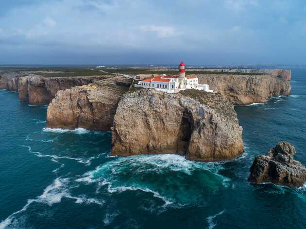 gewaltige Küstenlinie am Capo San Vincenzo mit seinem Wahrzeichen dem Leuchtturm