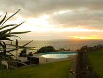 Sonnenuntergang über dem Atlantik mit Pool und Gartenblick bei der Casa do Ouvidor auf Pico, Azoren