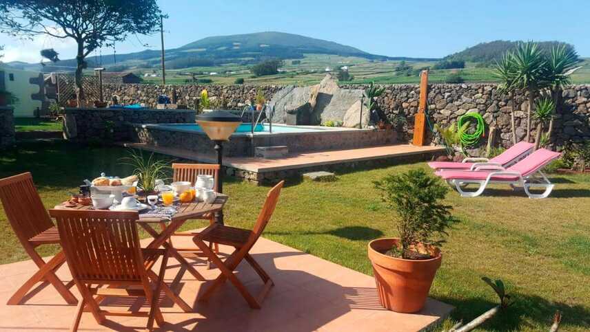 Casa-do-platano-garten-fruehstueck-pool-azoren