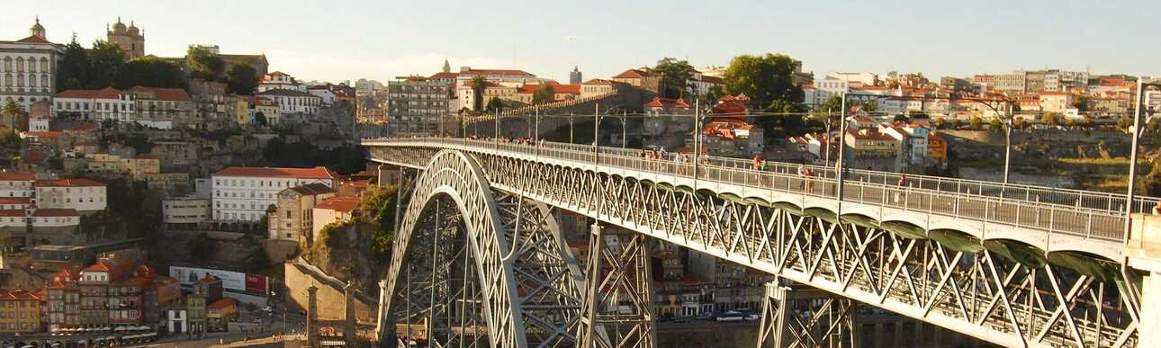 Die Dom Luis I Brücke verbindet in Porto die Altstadt mit der Neustadt und ist beliebte Porto-Sehenswürdigkeit bei Besuchern der Stadt.