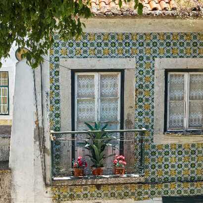 Die hübschen Azulejo-Fliesen an den Häuserfassaden von Lissabon zählen zu den Sehenswürdigkeiten