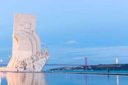 Das Entdeckerdenkmal vor der Brücke des 25. April repräsentiert Portugals Kolonialgeschichte