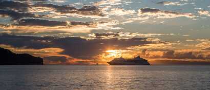 Eine traumhafte Aussicht auf Porto Santo bei Sonnenuntergang mit der Fähre erleben