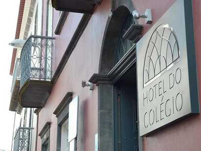 Detailansicht des Eingangs und Balkons vom Hotel do Colégio mit Schild in einer historischen Straße von Ponta Delgada