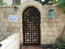 Orchidea Guesthouse auf Boa Vista, einladender Eingang mit rustikalem Steintor für entspannte Tage im Paradies.