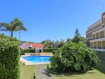 Hotel Horta mit gepflegter Gartenanlage, Pool und Palmen – klassische Hotelarchitektur mit Ausblick auf das Inselgrün