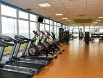 Hotel Occidental auf Flores, moderner Fitnessbereich mit Meerblick.