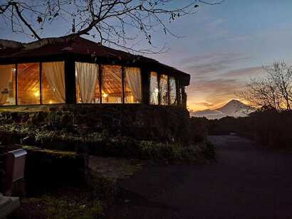 Hotel-os-moinhos-steinbau-mit-restaurantblick-auf-pico