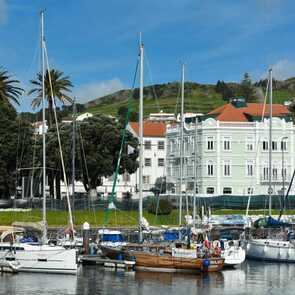 International-azores-boutique-hotel-horta-hafenblick-fassade