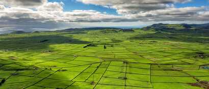 Weite grüne Felder und Vulkanlandschaften beherrschen das Bild bei all unseren Azoren Rundreisen